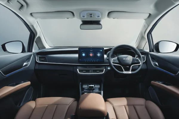 BYD-M6-Kokpit-Cerdas-BYD-M6